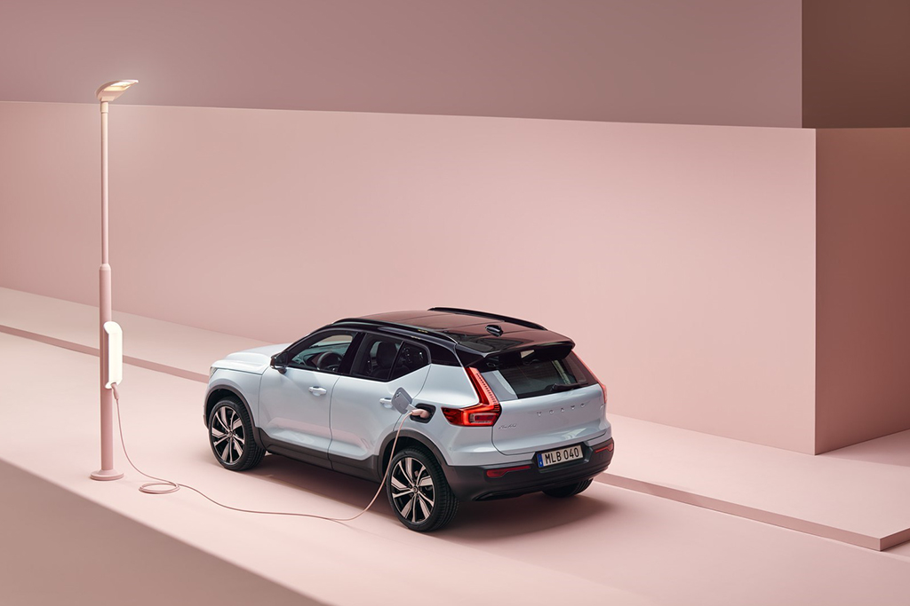 Volvo Xc40 Recharge P8 Awd In Glacier Silver