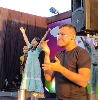 RioMar Kennedy promove a inclusão com interprete de libras em atração infantil RioMar Kennedy promove a inclusão com interprete de libras em atração infantil