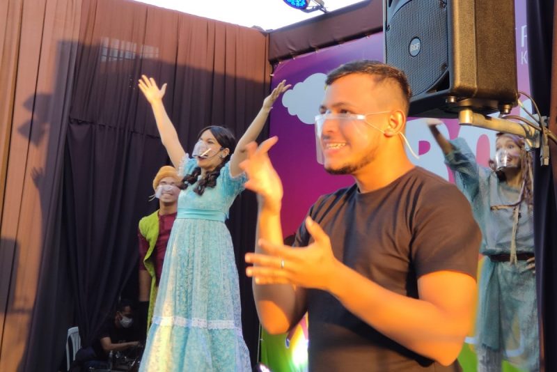 RioMar Kennedy promove a inclusão com interprete de libras em atração infantil RioMar Kennedy promove a inclusão com interprete de libras em atração infantil