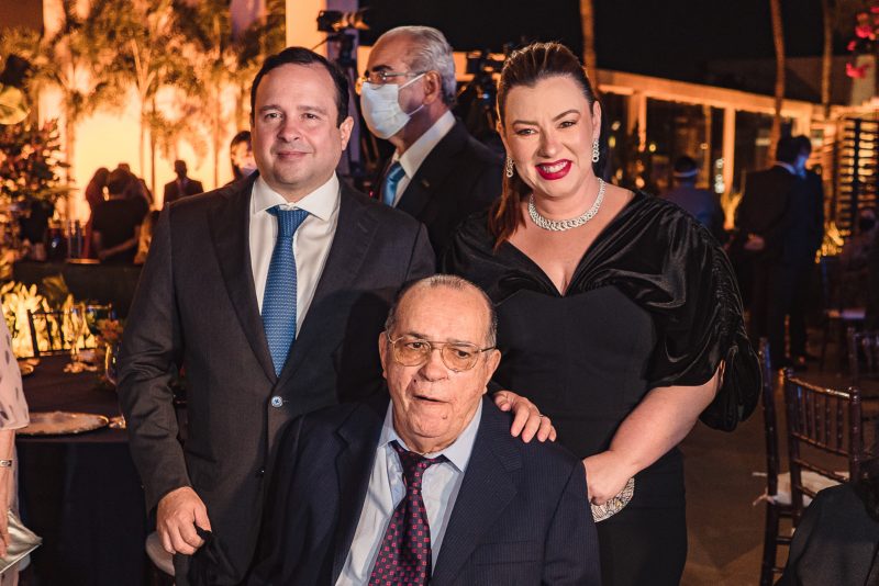 FIEC 70 anos - Ricardo Cavalcante entrega a Medalha do Mérito Industrial a Igor Queiroz Barroso e Pio Rodrigues Neto