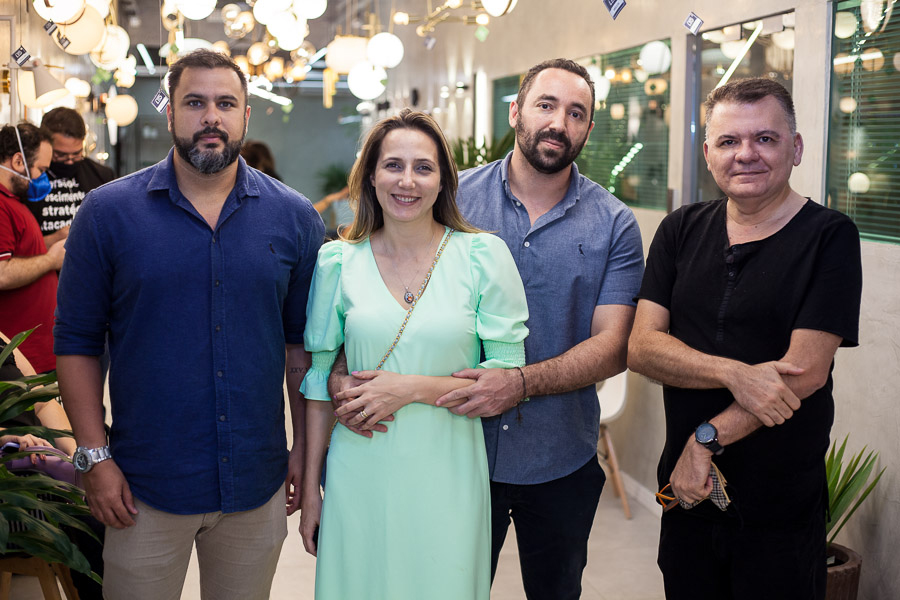 Omar de Albuquerque pilota sessão de fotos do time de profissionais da Mostra 100% DESIGN 2021 Omar de Albuquerque pilota sessão de fotos do time de profissionais da Mostra 100% DESIGN 2021
