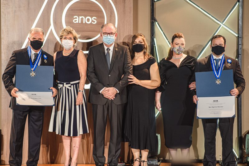 FIEC 70 anos - Ricardo Cavalcante entrega a Medalha do Mérito Industrial a Igor Queiroz Barroso e Pio Rodrigues Neto