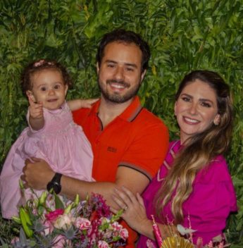 Nathália da Escóssia ganha duas comemorações surpresas para brindar a nova idade Nathália da Escóssia ganha duas comemorações surpresas para brindar a nova idade